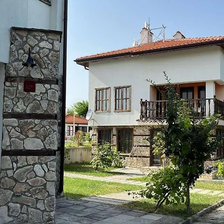 за гости в село любовище Hotel *