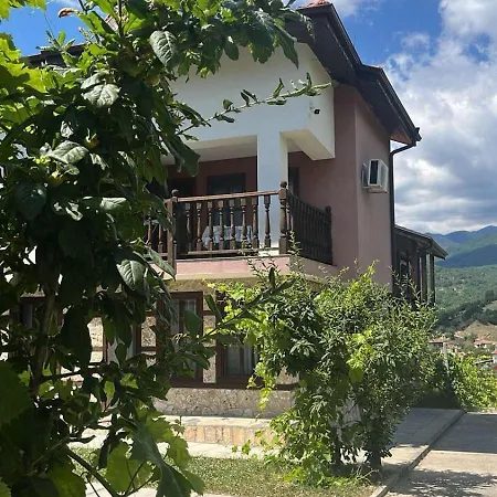 за гости в село любовище Hotel *
